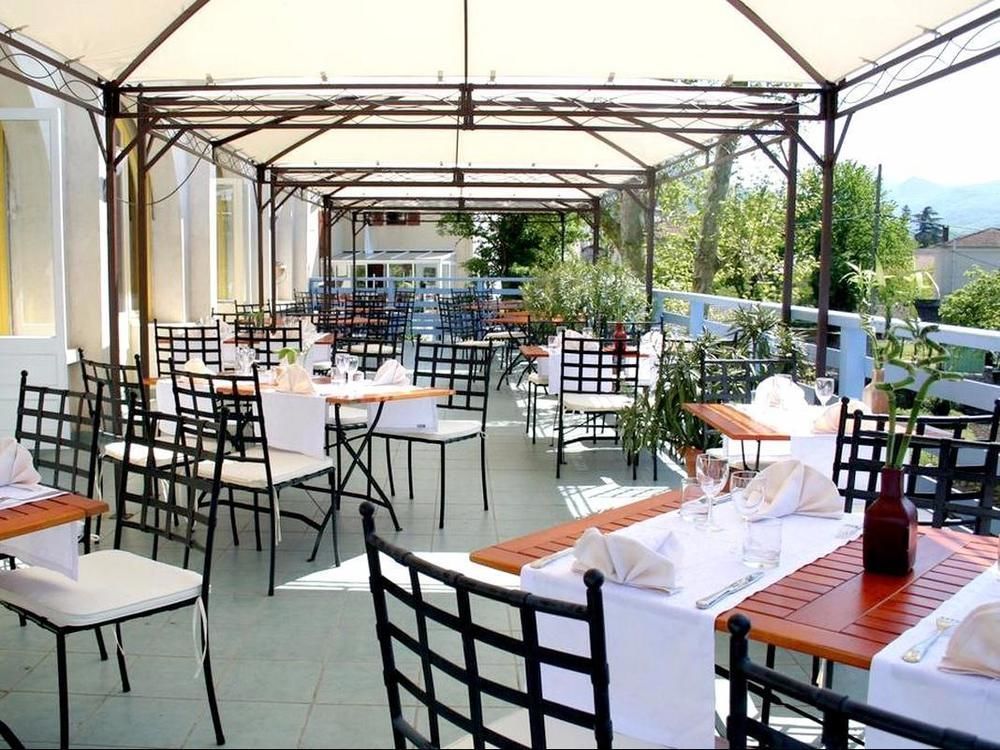 Logis Hotel Restaurant Le Castel Fleuri Saint-Jean-en-Royans Ngoại thất bức ảnh